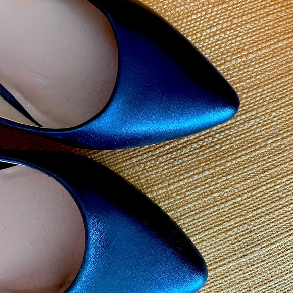 Like new! Ann Taylor black low heel shoe. - Picture 7 of 10